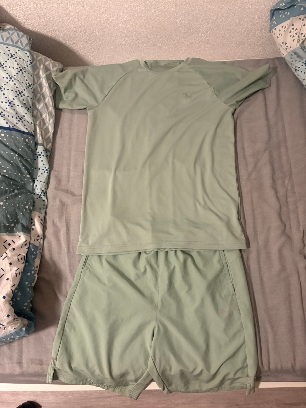Puma sportset: T-shirt en korte broek (lichtgroen), Fitness, Maat 48/50 (M), Ophalen of Verzenden, Zo goed als nieuw