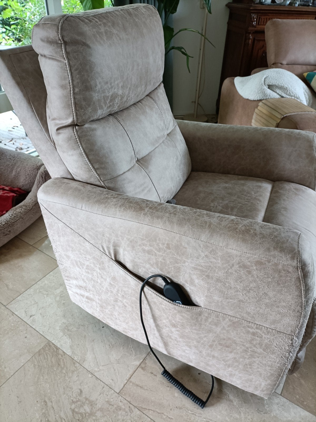 Elektrische fauteuil met sta-op functie en nekverstelling, Ophalen, Gebruikt, 75 tot 100 cm, 50 tot 75 cm