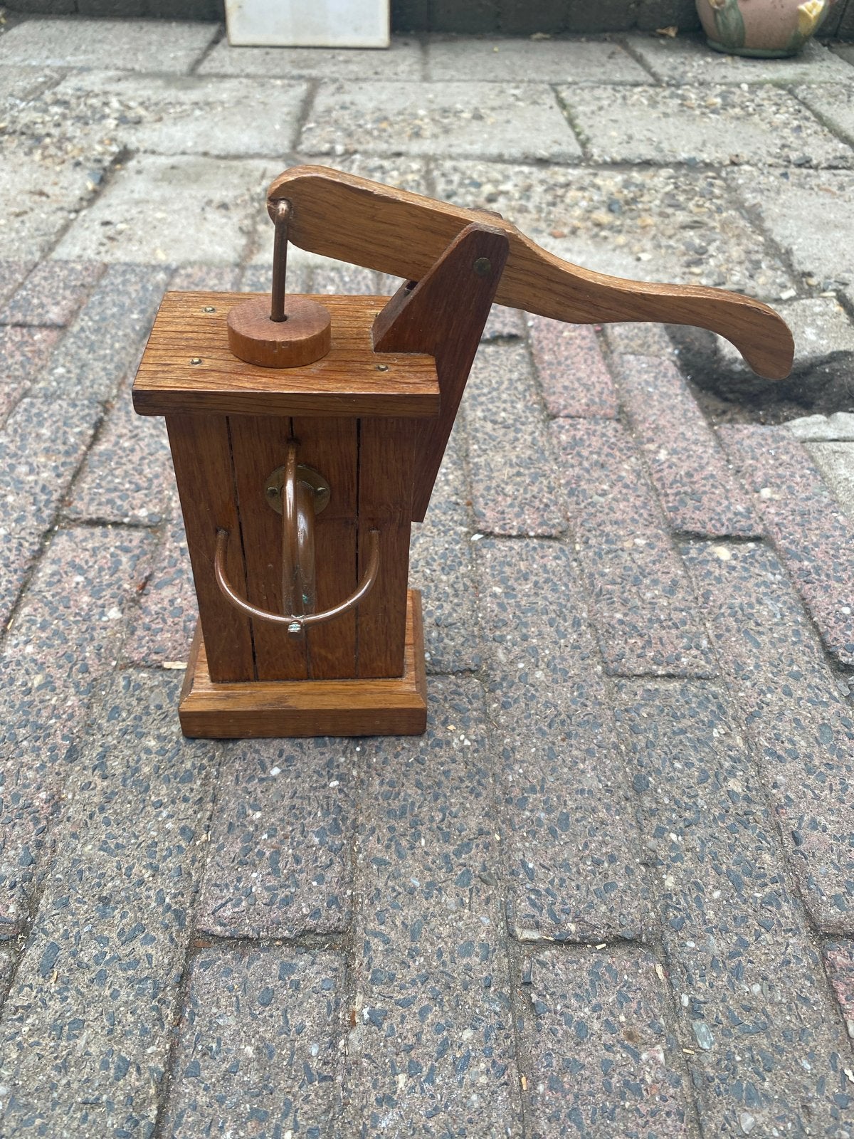 Decoratieve houten waterpomp miniatuur, Ophalen