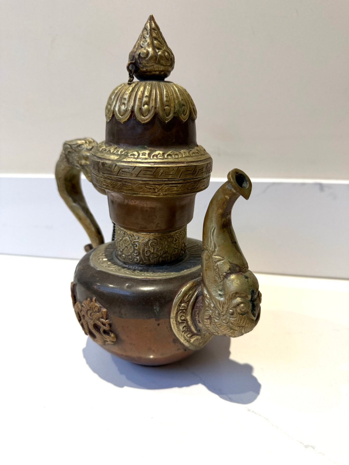 Antieke Tibetaanse koperen theepot Draak & Makara Reliëf, Ophalen of Verzenden, Koper