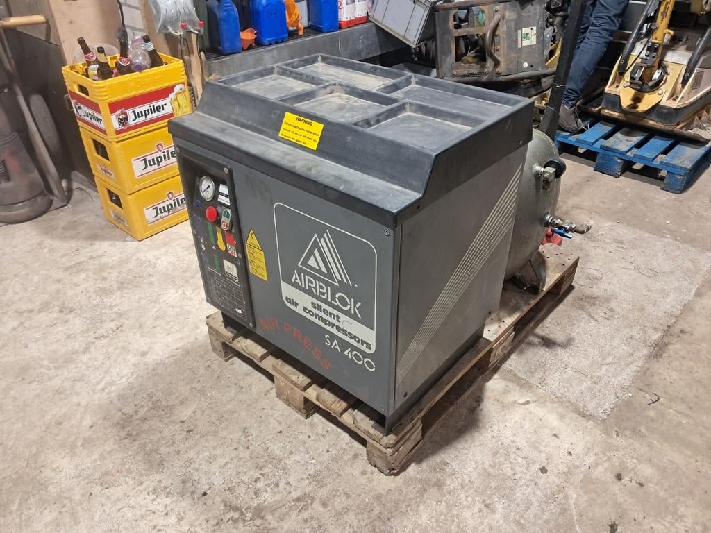 Airblok Silent Air Compressor SA 400 met nieuwe pomp, Doe-het-zelf en Verbouw, Compressors, Minder dan 25 liter, Ophalen, Minder dan 200 liter/min