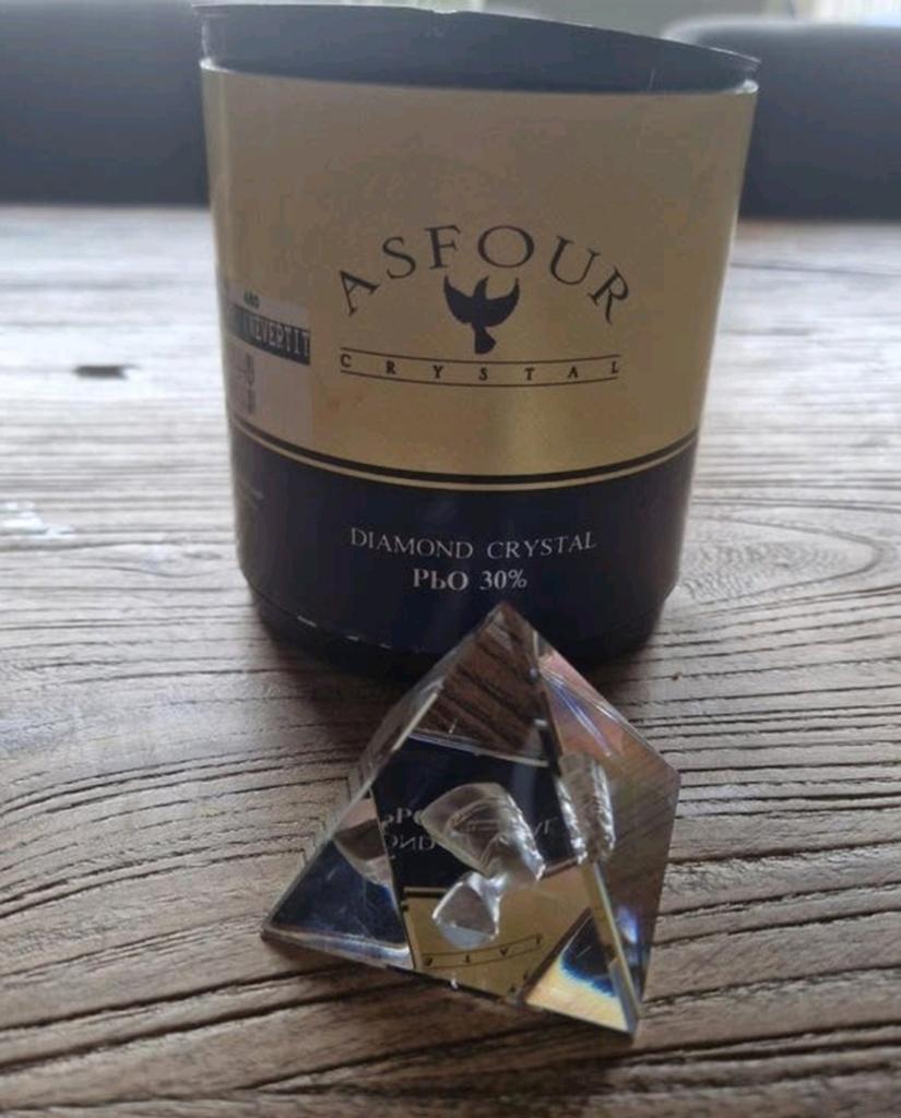 Asfour Crystal Piramide met Nefertiti - Nieuwstaat, Antiek en Kunst, Ophalen of Verzenden