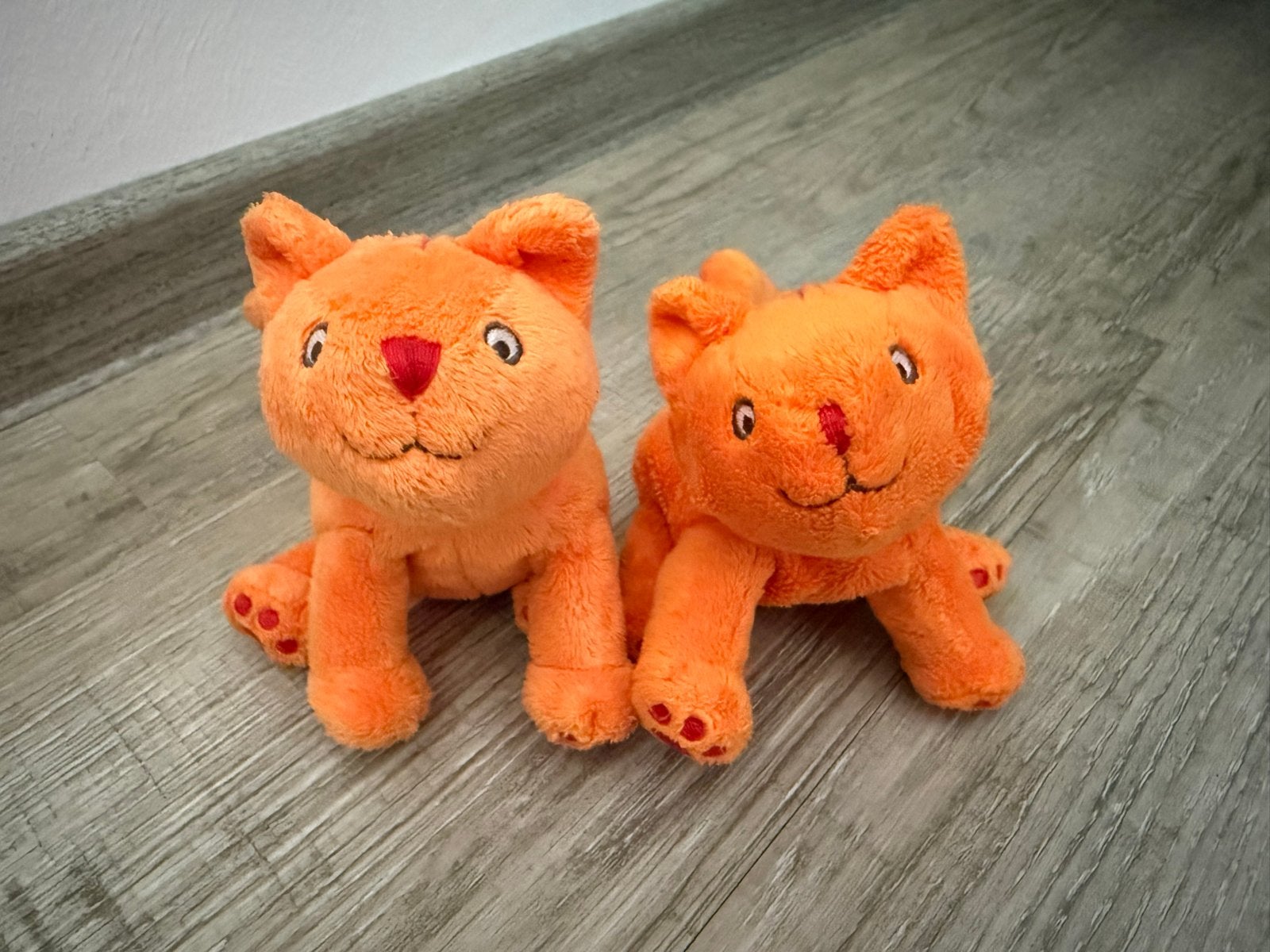 2 kleine Dikkie Dik knuffels in goede staat, Oranje, Overige karakters, Ophalen of Verzenden, Met label