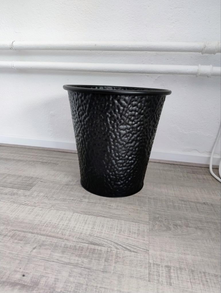 Zwarte metalen bloempot, Ophalen, Rond, Zo goed als nieuw, Metaal