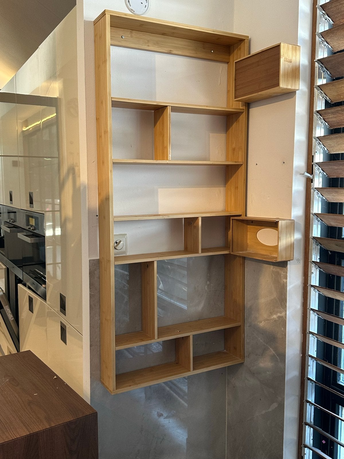 Stijlvolle bamboe wandkast met diverse vakken, Huis en Inrichting, Kasten | Boekenkasten, Met plank(en), 200 cm of meer, Zo goed als nieuw