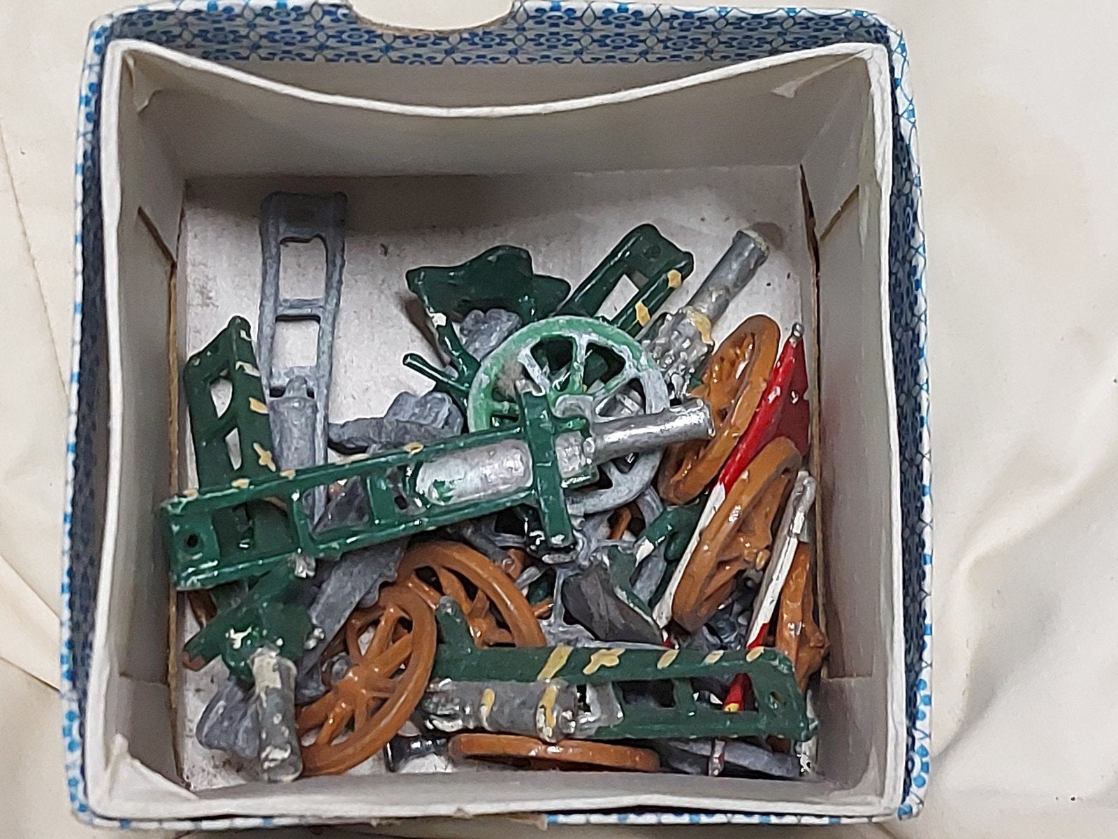 3 doosjes met oude tinnen soldaatjes en toebehoren, Verzamelen, Ophalen of Verzenden, Gebruikt