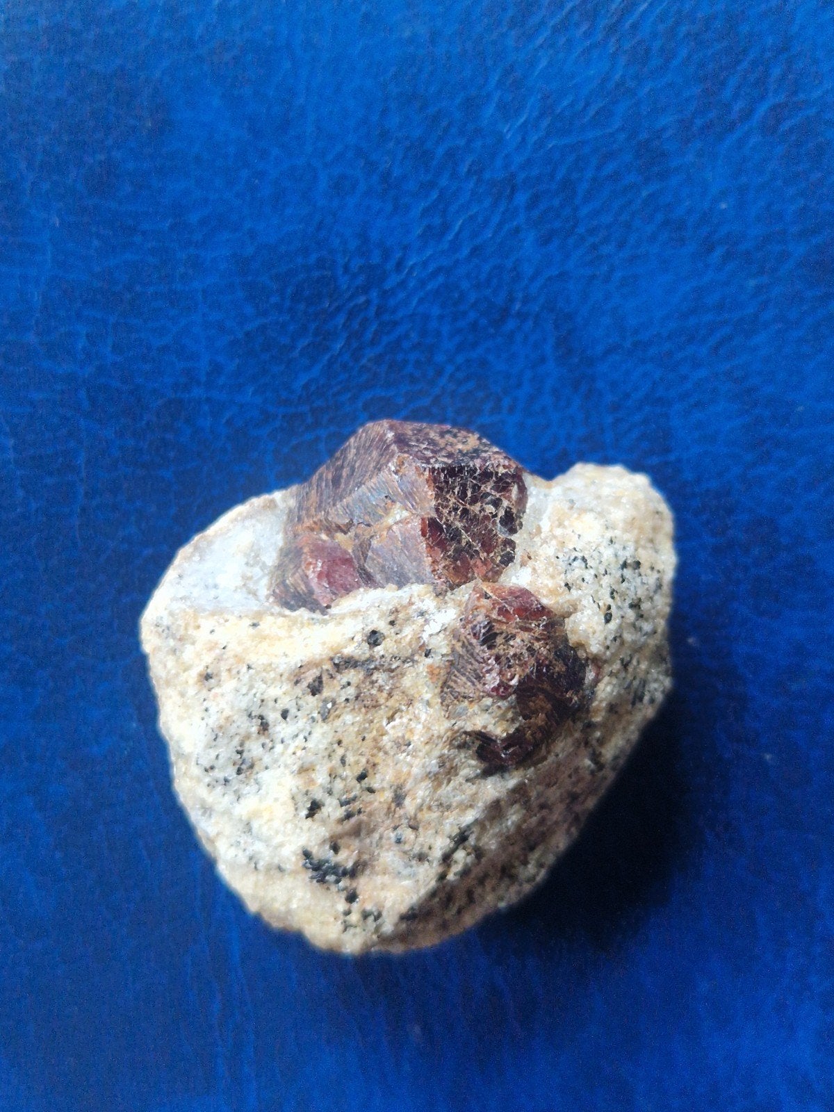 Almandien in matrix, Brazilie, Ophalen of Verzenden, Mineraal