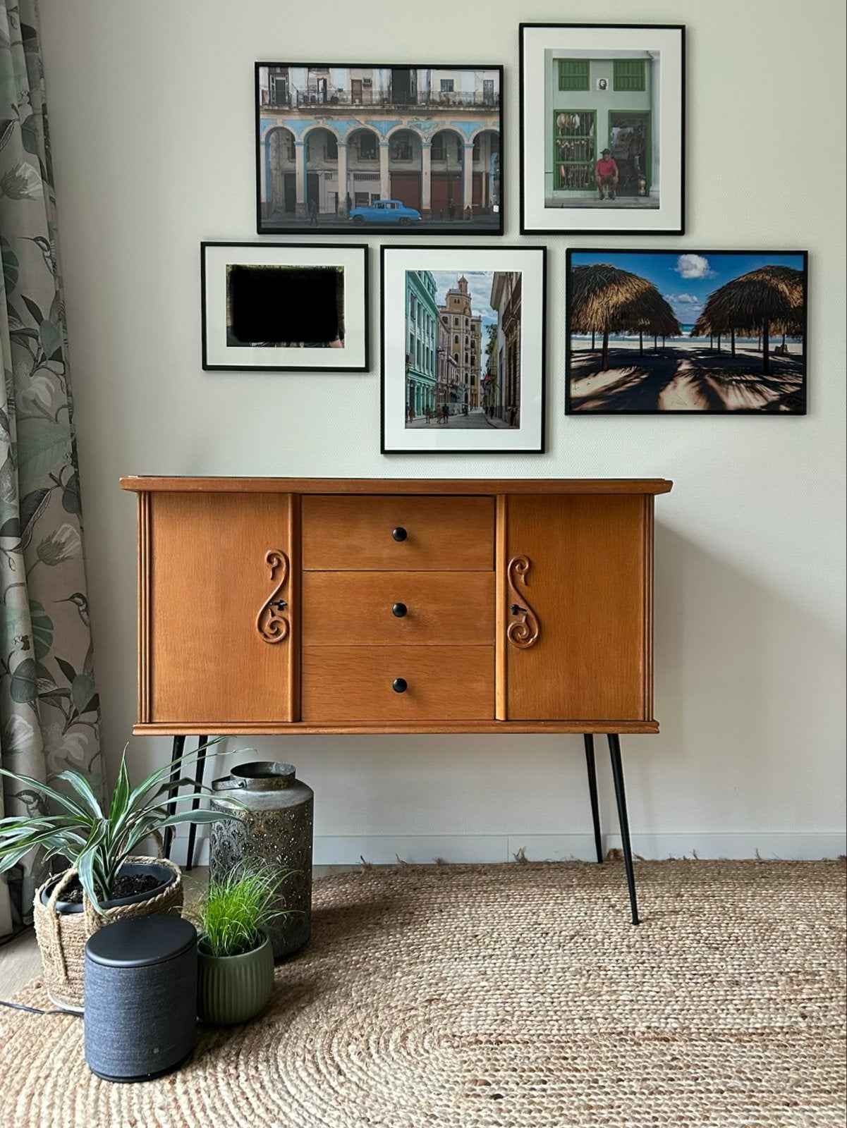 Vintage dressoir met hairpin poten en glazen blad, Ophalen