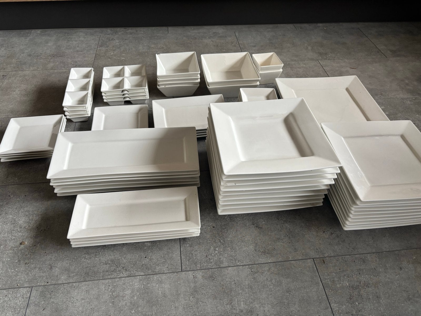 Uitgebreid wit servies set - Borden, schalen, kommen, Ophalen, Zo goed als nieuw, Keramiek, Compleet servies