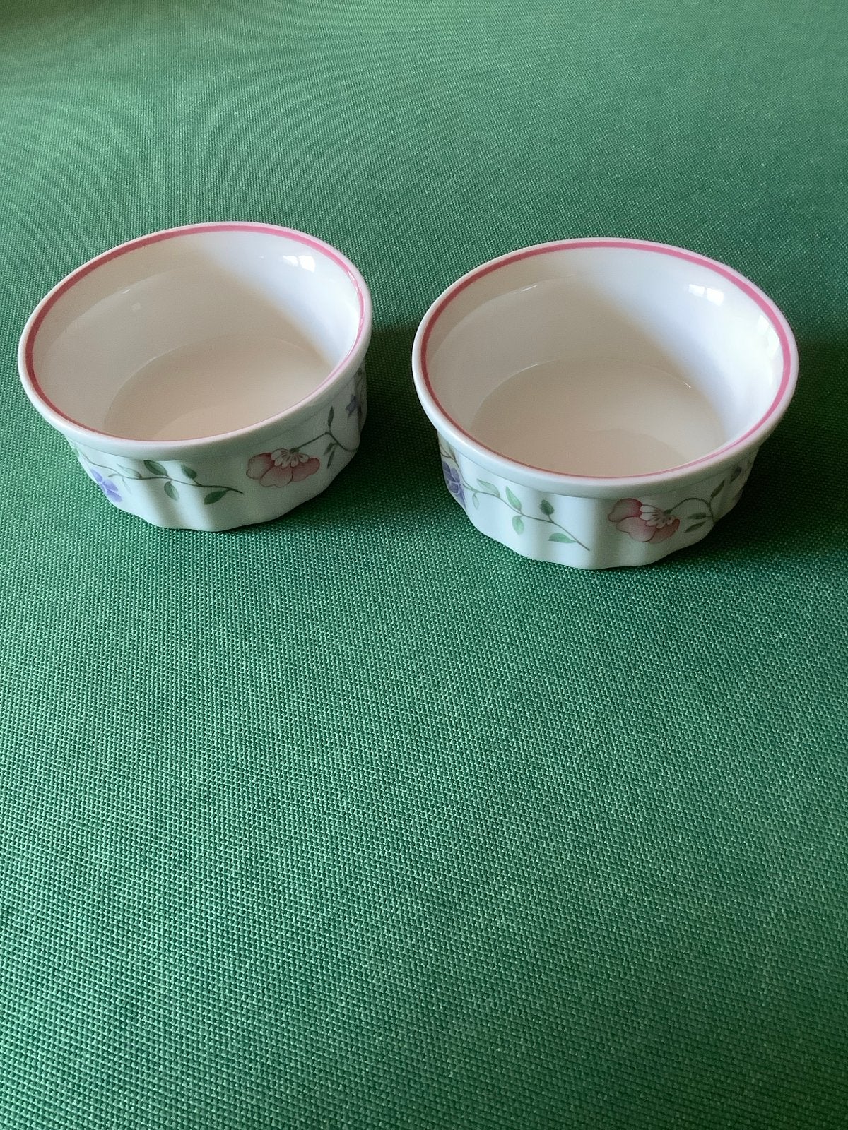 2 Johnson Brothers schaaltjes met bloemmotief, Huis en Inrichting, Ophalen, Gebruikt, Keramiek, Schaal of Schalen