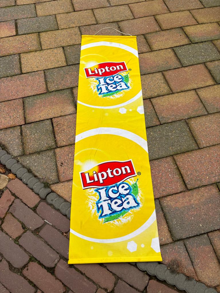 Lipton Ice Tea Reclamebanner - Geel en Verfrissend, Ophalen of Verzenden, Gebruikt, Reclamebord