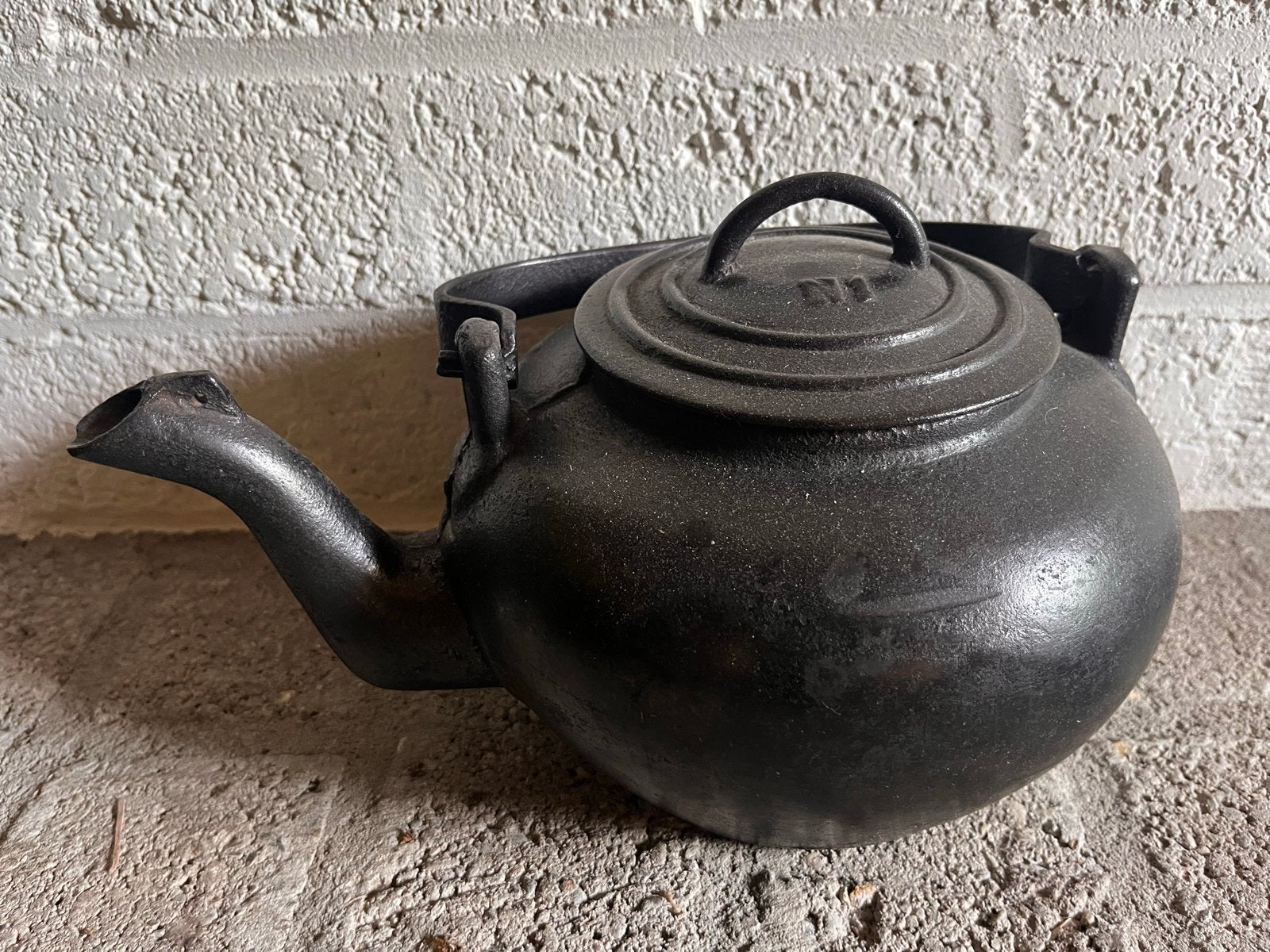 Antieke gietijzeren theepot/ketel, Ophalen