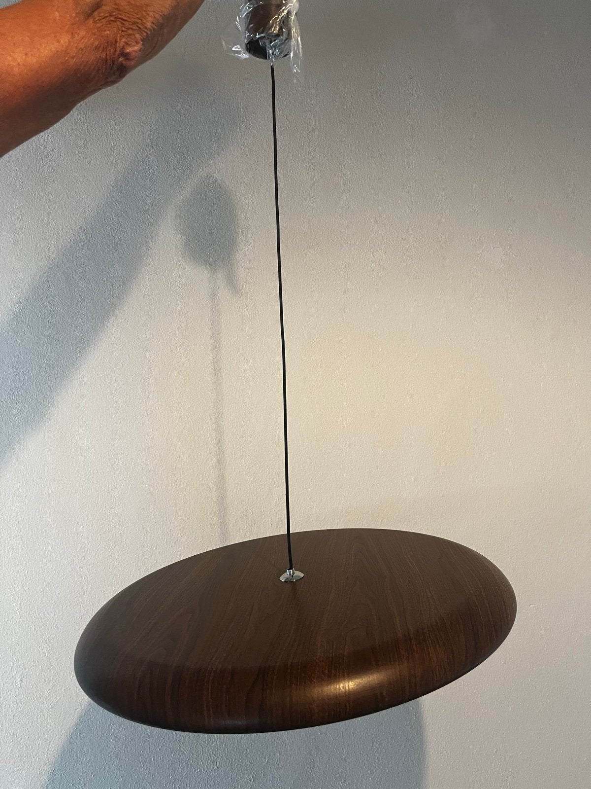 Platte metalen hanglamp met houtlook - 53 cm doorsnede, Ophalen, Zo goed als nieuw, Metaal