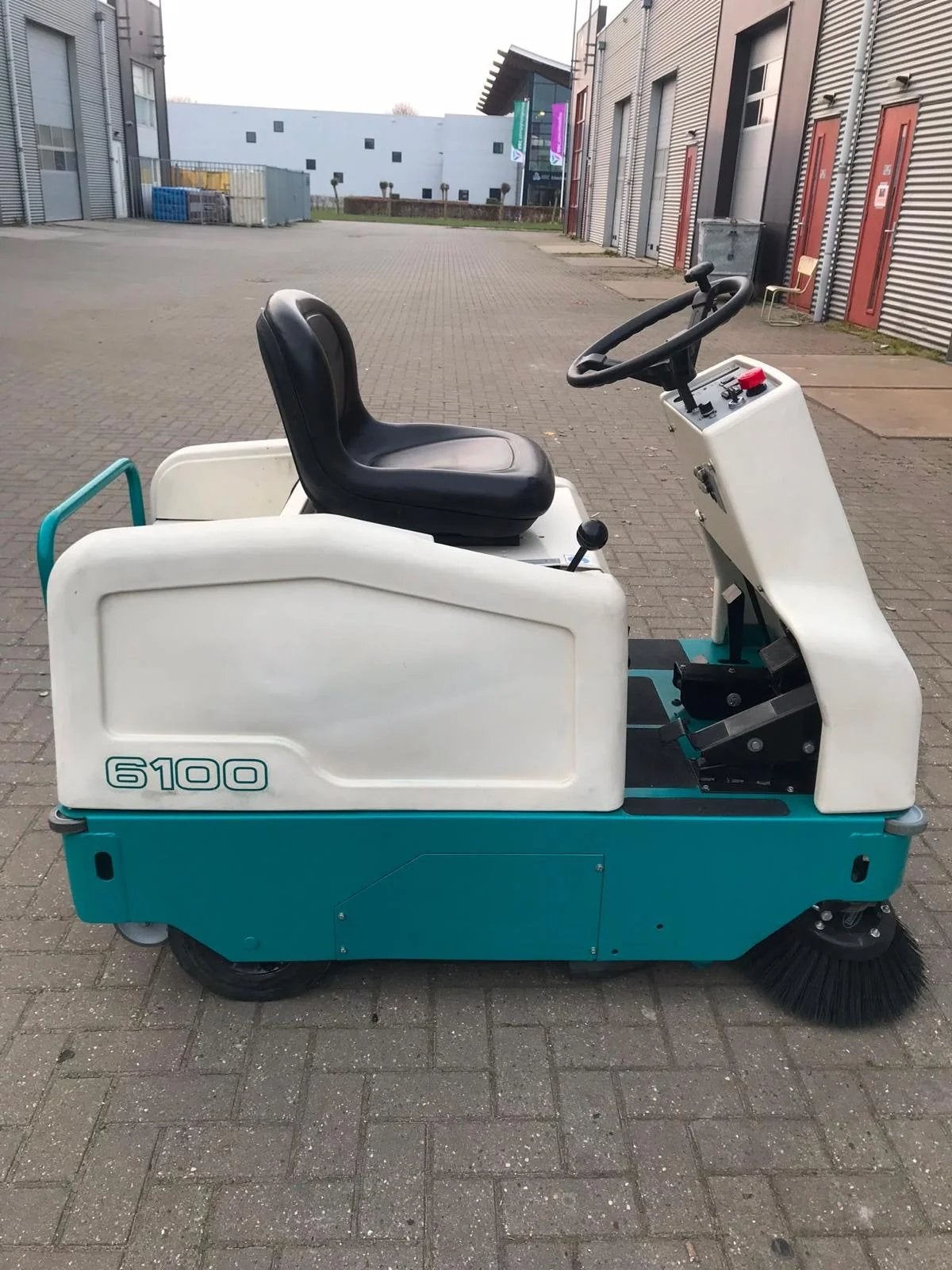 Tennant 6100 Veegmachine – Volledig Gereviseerd