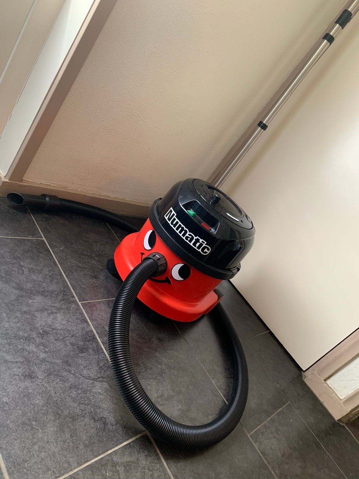 Numatic Stofzuiger - Rood/Zwart (Henry), Inclusief accessoires, Gebruikt, Numatic, Sledestofzuiger