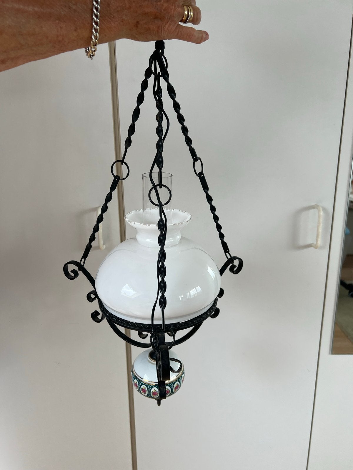 Antieke hanglamp met melkglas en smeedijzeren frame, Ophalen