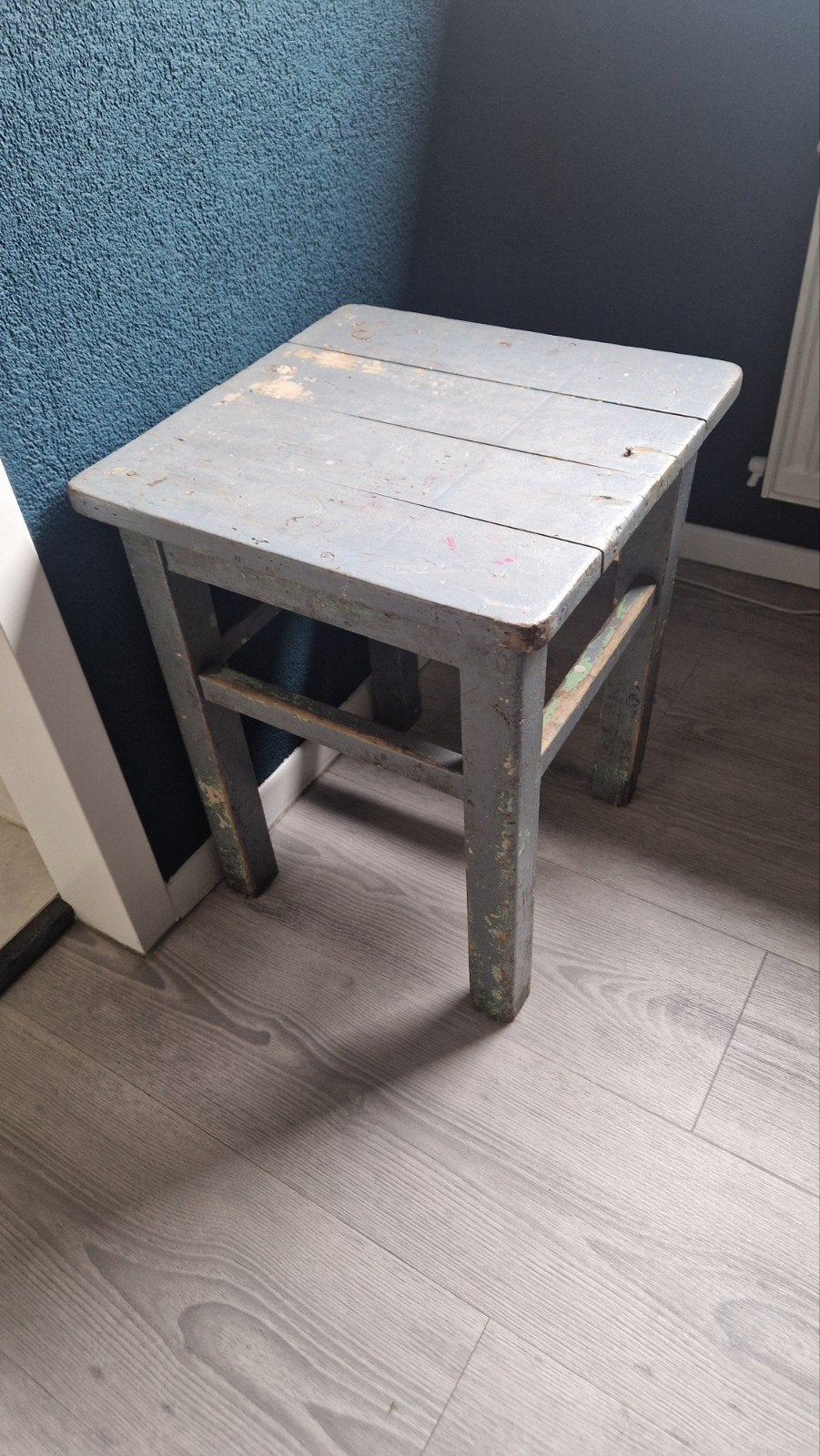 leuk grijs krukje/bijzettafel/nachtkastje, Huis en Inrichting, Ophalen of Verzenden, Gebruikt, Hout