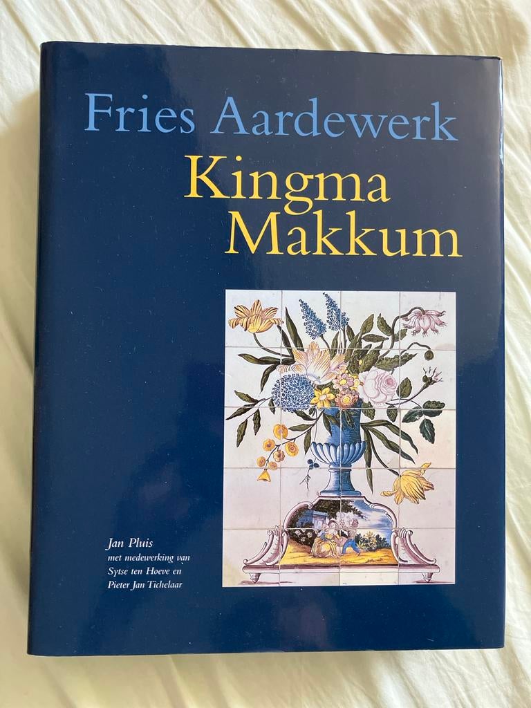 Fries Aardewerk Kingma Makkum - Jan Pluis, Ophalen of Verzenden, Gelezen, Nederland