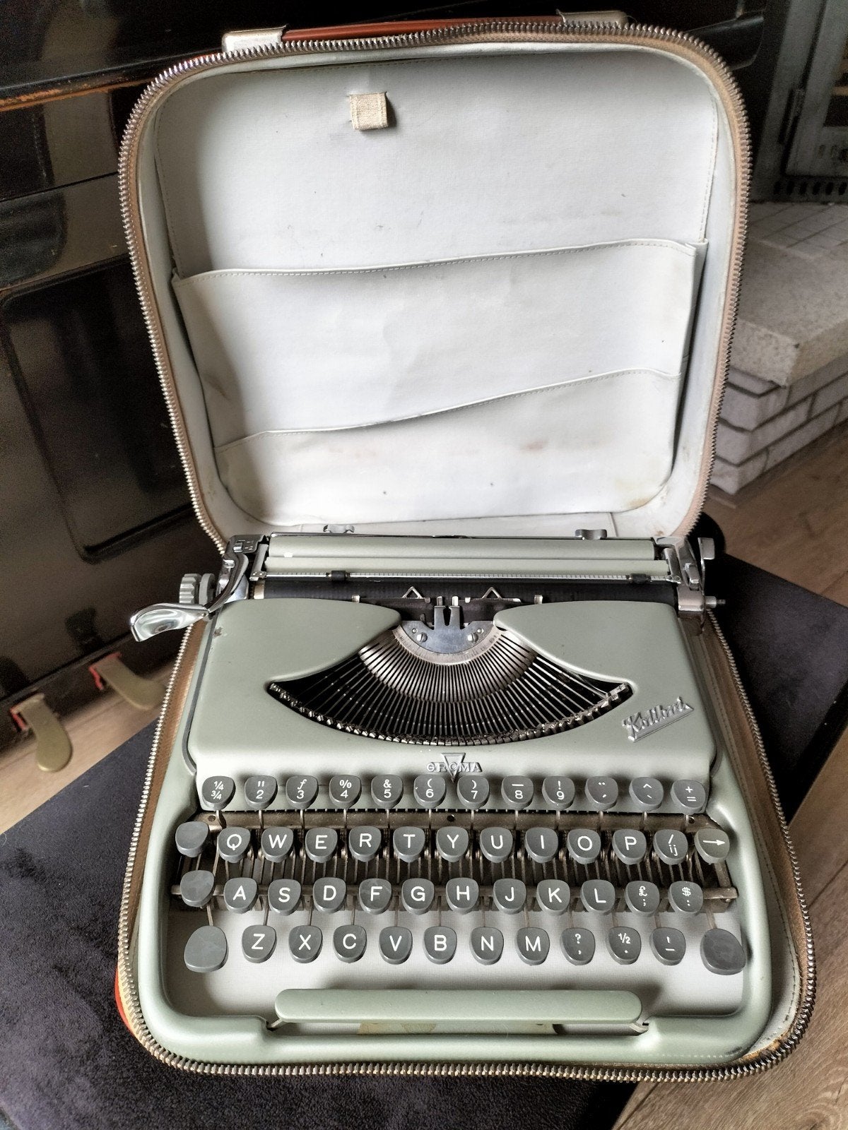 groma kolibri typemachine, Ophalen