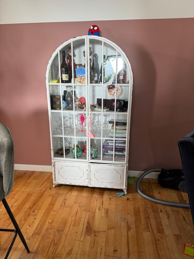 Mooie witte vitrinekast met glazen deuren, Ophalen, Gebruikt, 50 tot 100 cm, Metaal