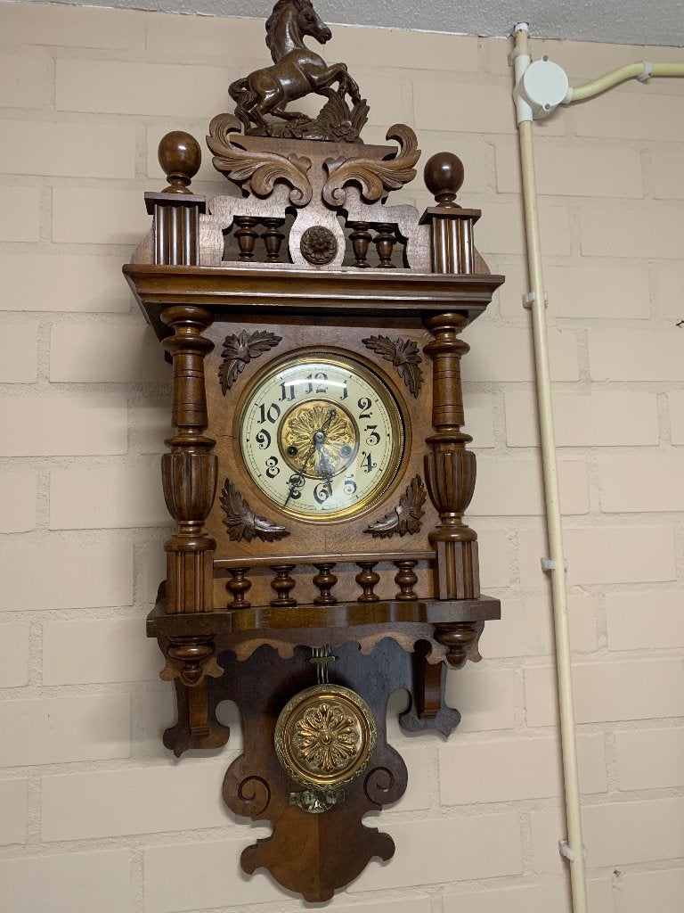 Klok met houtsnijwerk, Ophalen