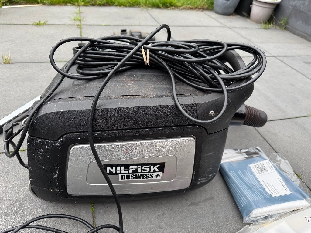 Stofzuiger Nilfisk en zakken, Witgoed en Apparatuur, Gebruikt, Industriële stofzuiger, 1200 tot 1600 watt, Ophalen
