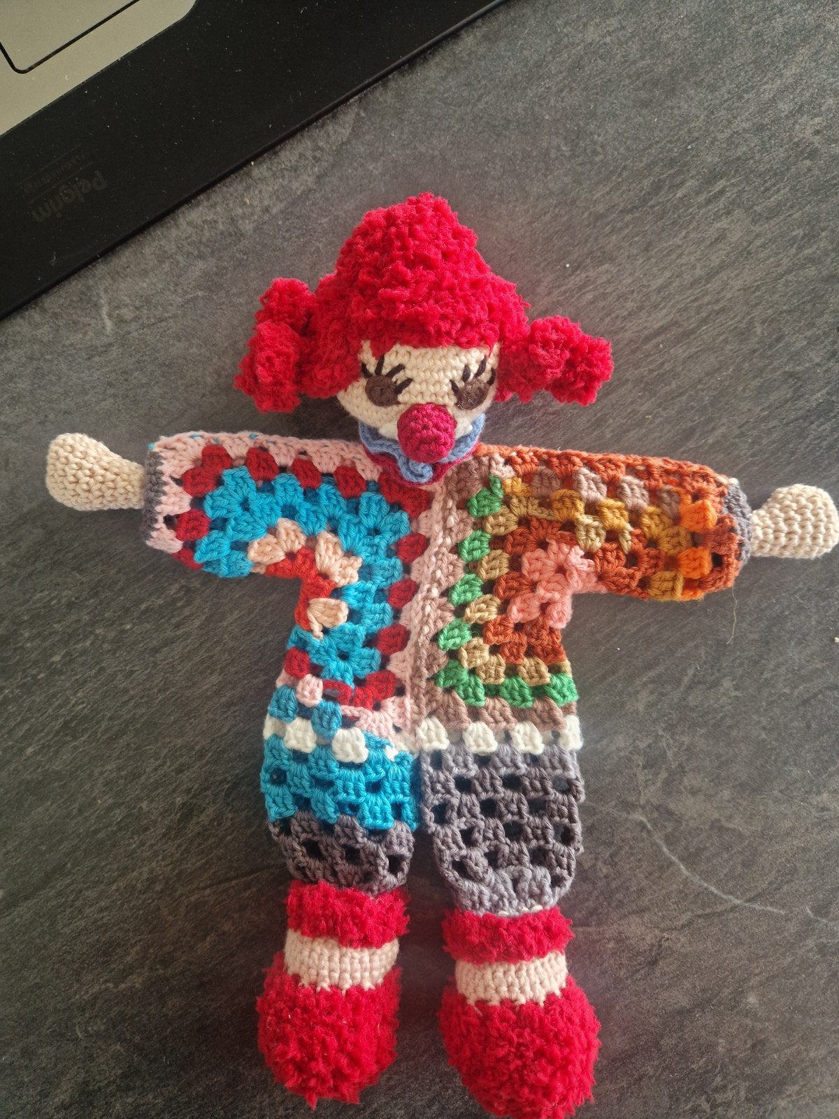 Gehaakte clown knuffel - Handgemaakt en kleurrijk, Kinderen en Baby's, Overige merken, Overige typen, Nieuw, Ophalen of Verzenden