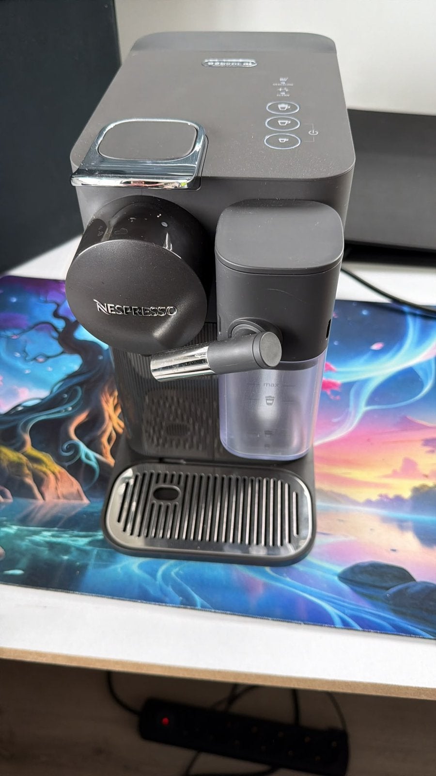 De longhi nespresso lattisma one, Ophalen of Verzenden, Zo goed als nieuw, Koffiemachine