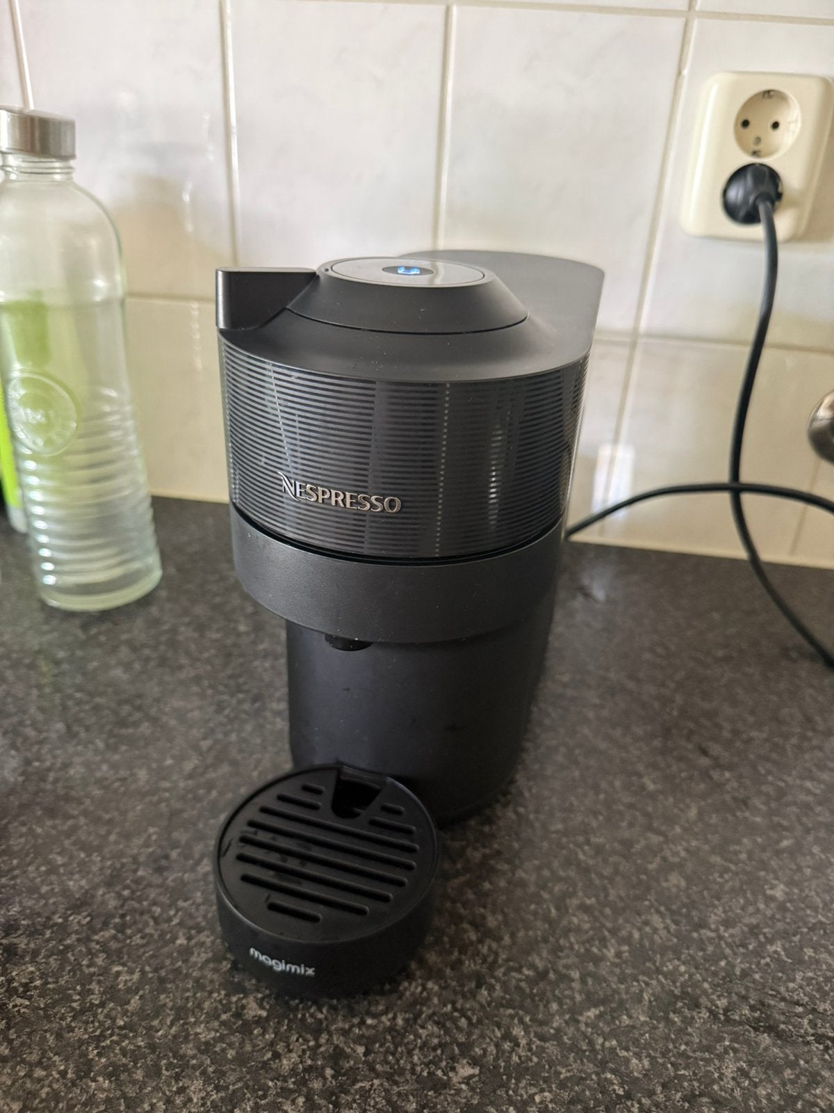 Nespresso Vertuo Pop Coffee Machine, Witgoed en Apparatuur, Ophalen, Koffiemachine, Zo goed als nieuw, Koffiepads en cups