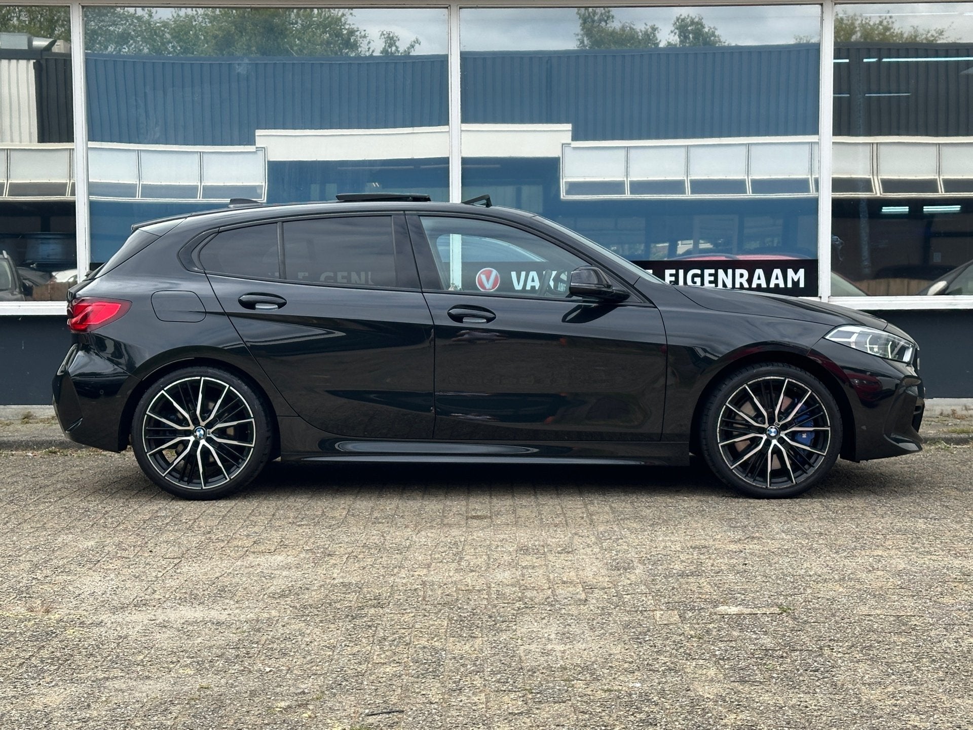 BMW 1-serie 118i M-Sport/PANO/HUD/CAM/VIRTUAL/SFEER/VOL, Auto's, Gebruikt, Zwart, Bedrijf, 3 cilinders