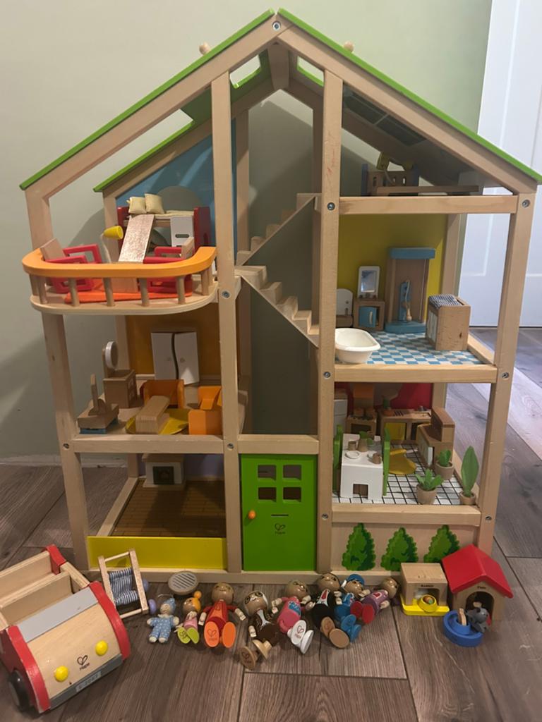 Zeer compleet Hape poppenhuis, Kinderen en Baby's, Speelgoed | Poppenhuizen, Ophalen, Zo goed als nieuw, Poppenhuis