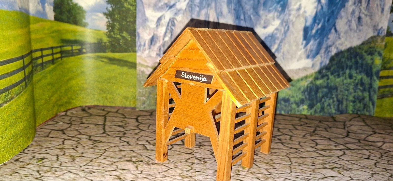 Sloveens huisje - Decoratief miniatuur, Ophalen of Verzenden, Zo goed als nieuw