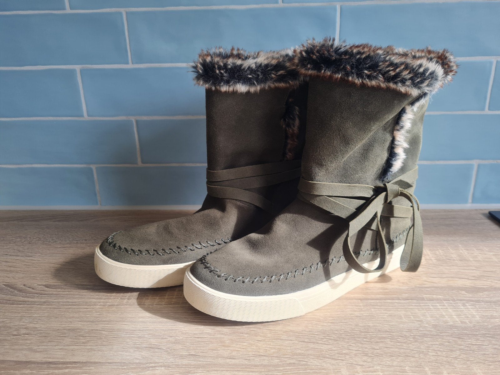 TOMS warme instap laars maat 42, Lage of Enkellaarzen, Ophalen of Verzenden, Zo goed als nieuw, TOMS