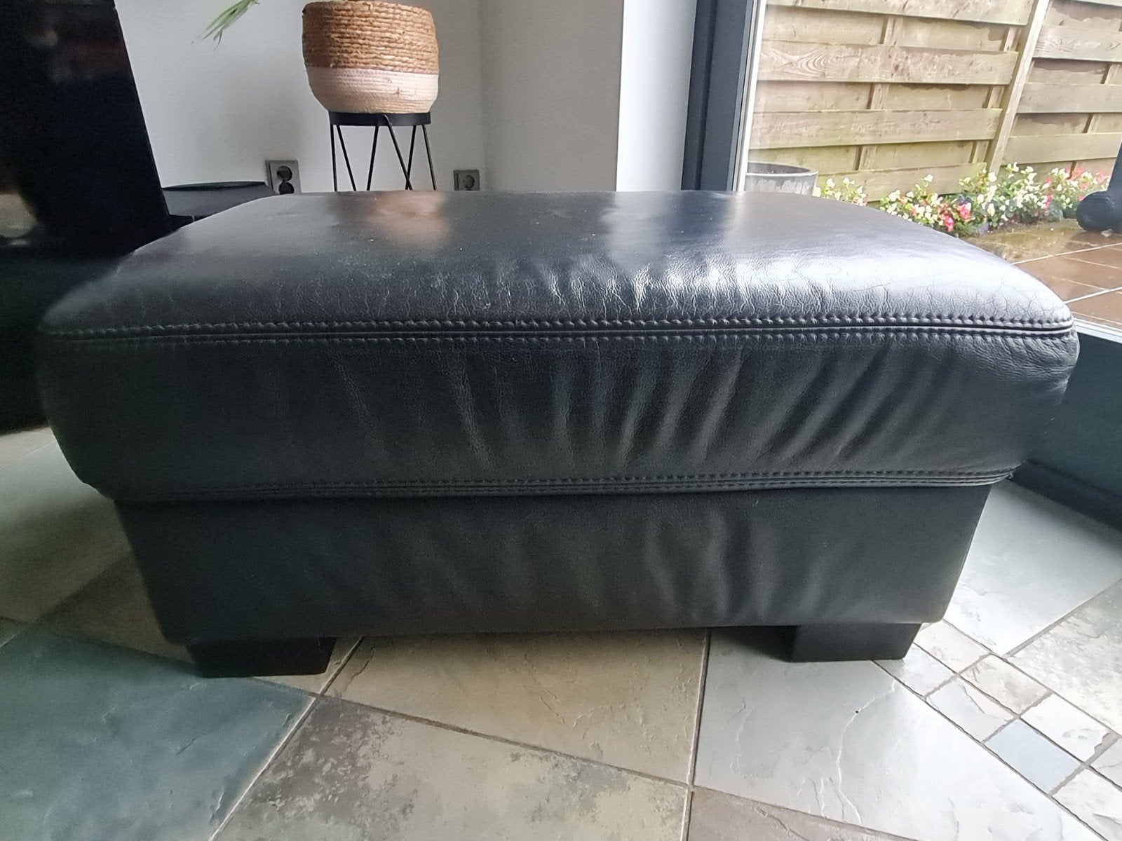 Zwarte leren poef - Comfortabele voetenbank, Ophalen, Gebruikt, 50 tot 75 cm, Leer