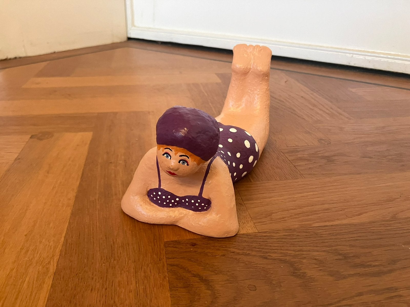 Beeldje van liggende vrouw in badpak, Ophalen of Verzenden