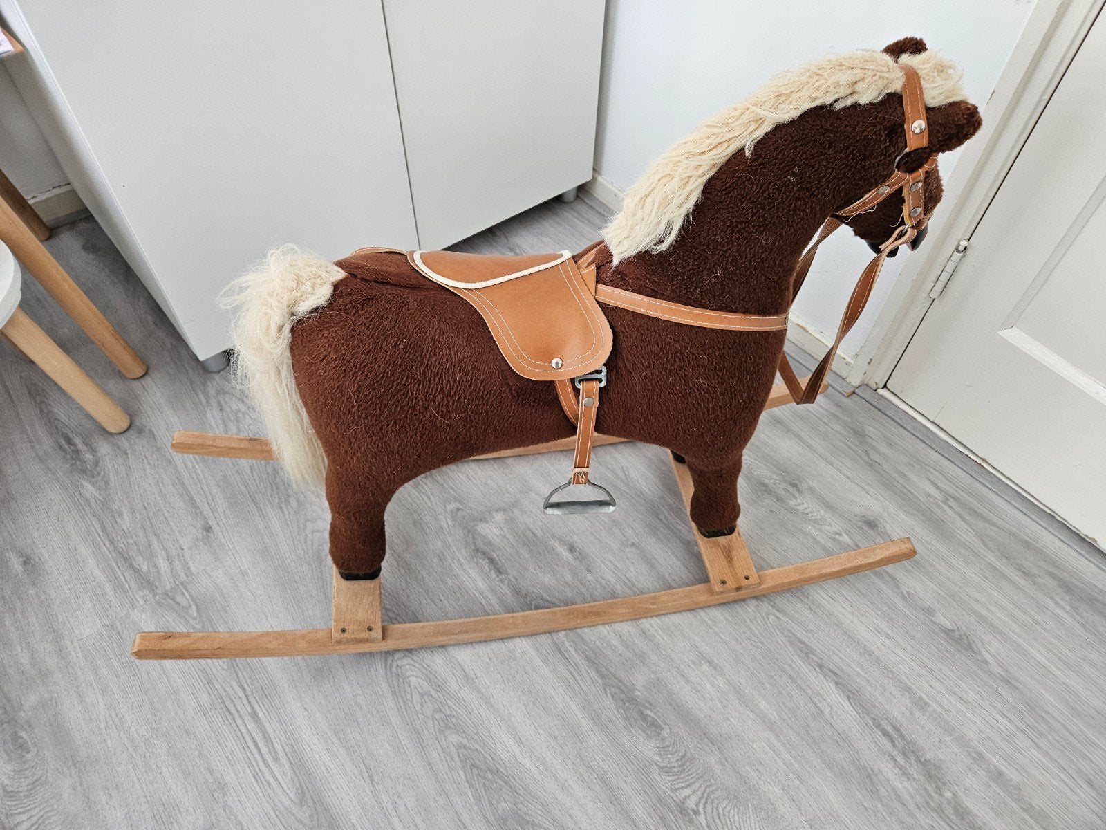 Schattig hobbelpaard bruin met zadel en teugels, Kinderen en Baby's, Speelgoed | Overig, Ophalen, Gebruikt, Jongen of Meisje
