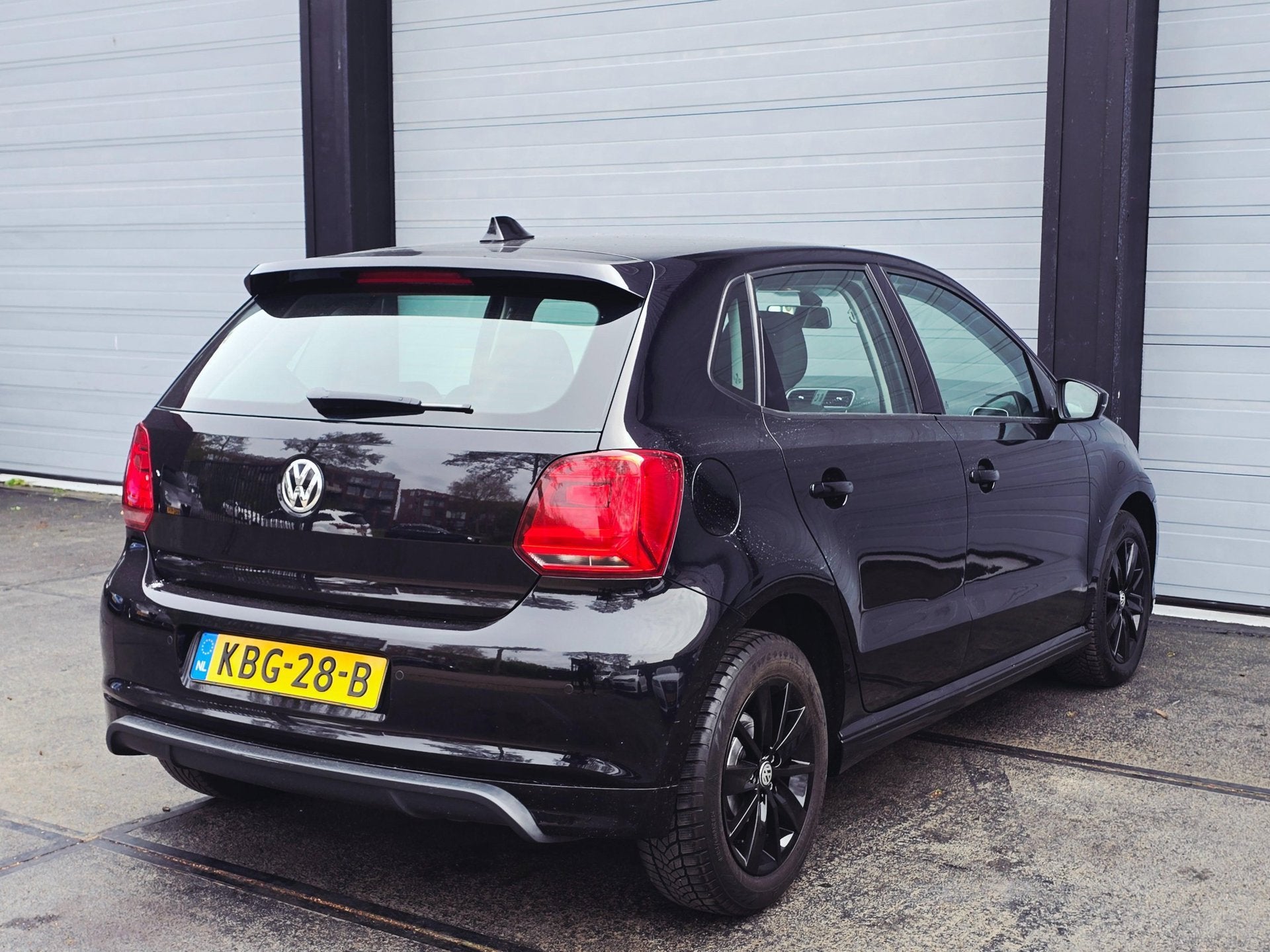 Volkswagen POLO 1.0 Comfortline R-Line nette staat, goed rij, Automatische klimaatregeling, Stof, Gebruikt, Zwart