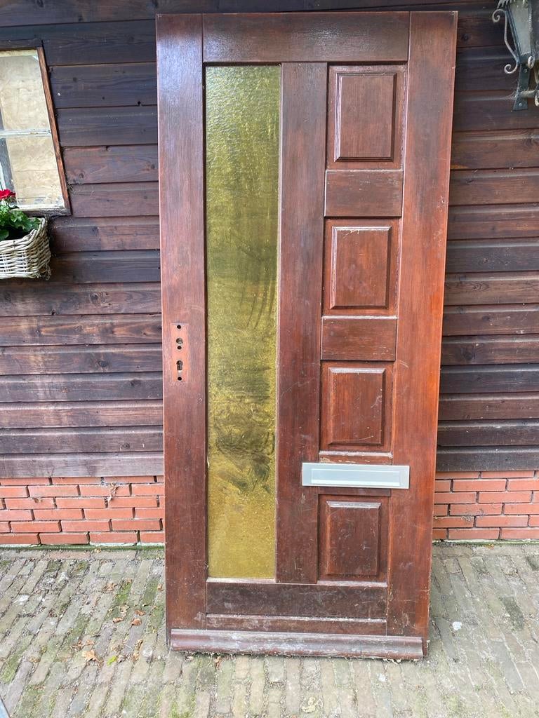Massieve houten buitendeur met glas en brievenbus, Gebruikt, 80 tot 100 cm, Ophalen of Verzenden, Buitendeur