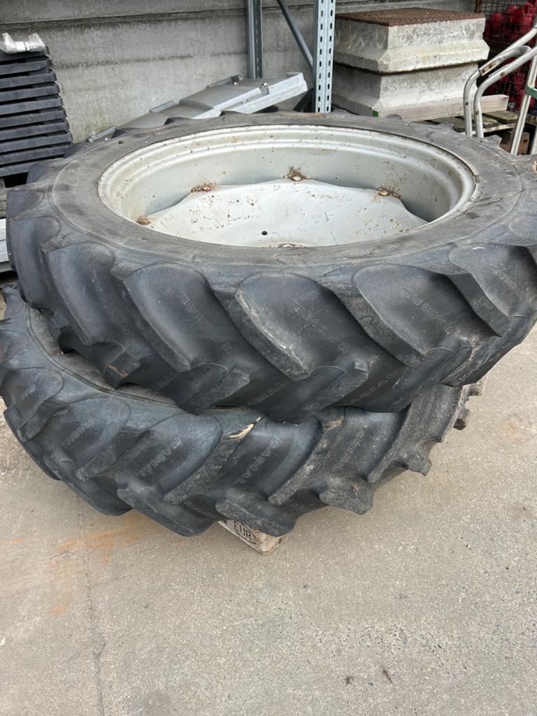 Set van 2 tractorbanden met velgen - Radiaal, Zakelijke goederen, Agrarisch | Onderdelen | Banden, Velgen en Assen, Ophalen