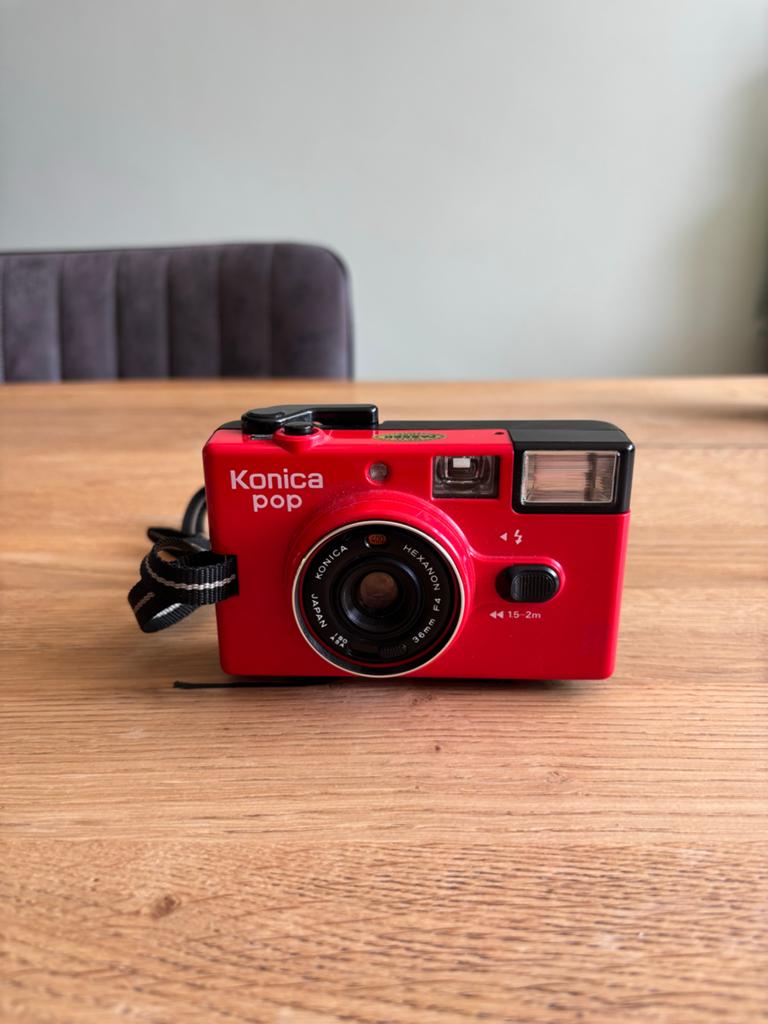 Konica Pop Compact Camera - Rood, Audio, Tv en Foto, Fotocamera's Analoog, Ophalen of Verzenden, Gebruikt, Compact, Konica