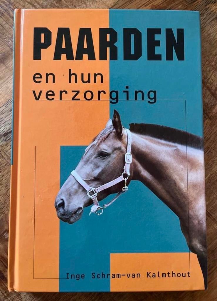 Boek: Paarden en hun verzorging - Inge Schram-van Kalmthout, Ophalen of Verzenden, Zo goed als nieuw, Paarden of Pony's