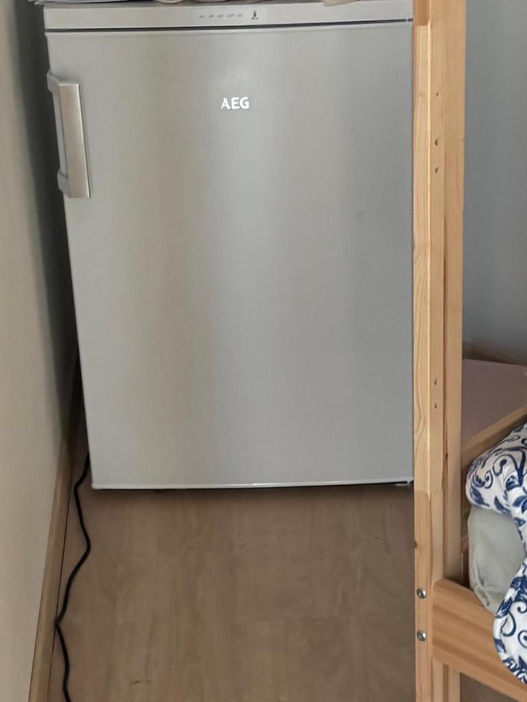 Compacte AEG Vriezer - Ideaal voor kleine ruimtes, Minder dan 85 cm, Minder dan 60 cm, Zo goed als nieuw, Vrijstaand