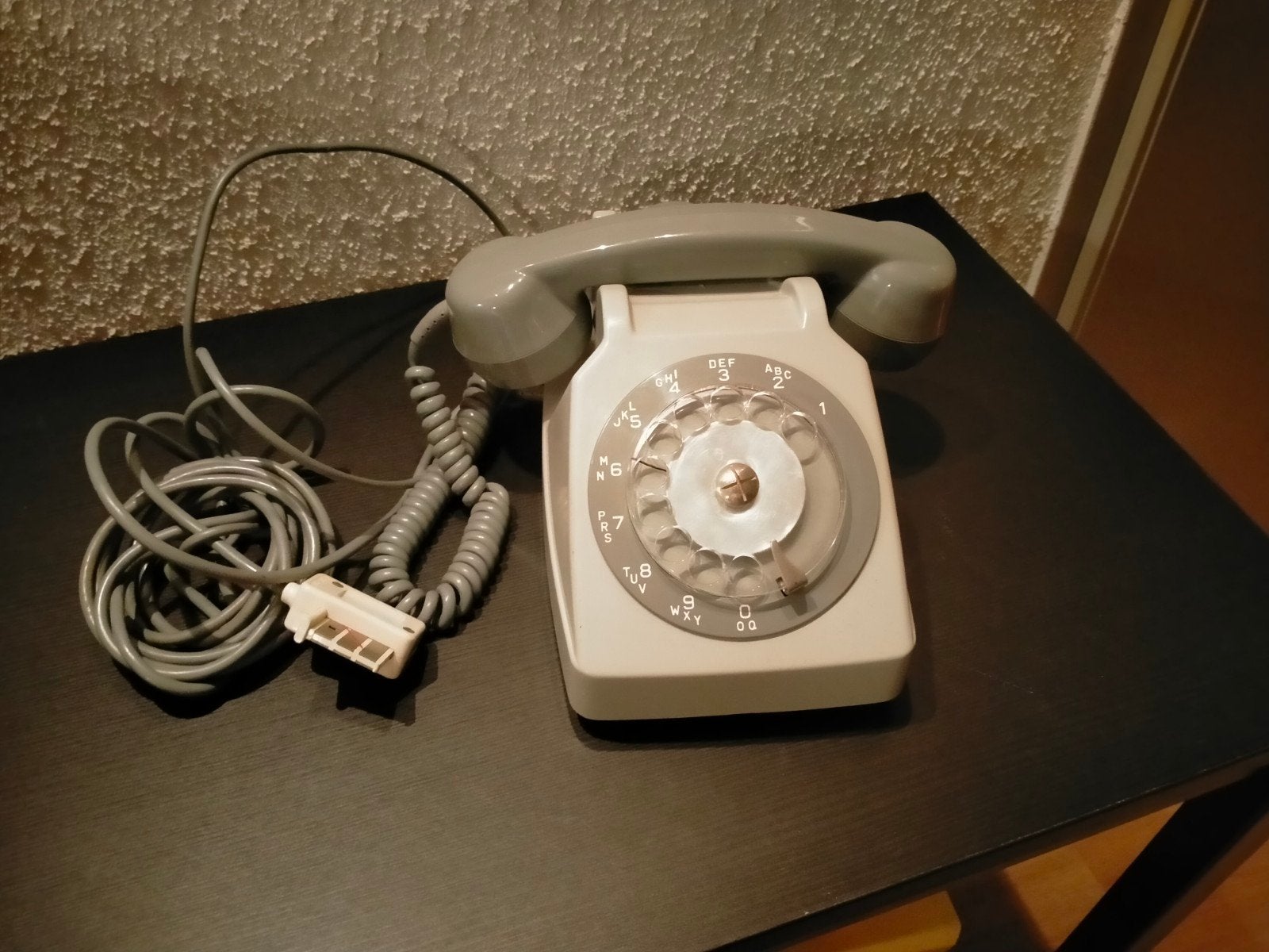 Oude telefoon met meeluister hoorntje, Ophalen, Gebruikt, Met draaischijf