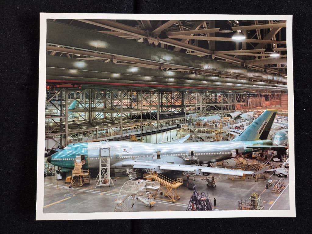 Foto van de productielijn van de Boeing 747 (F1062), Ophalen of Verzenden, Zo goed als nieuw, Kaart, Foto of Prent