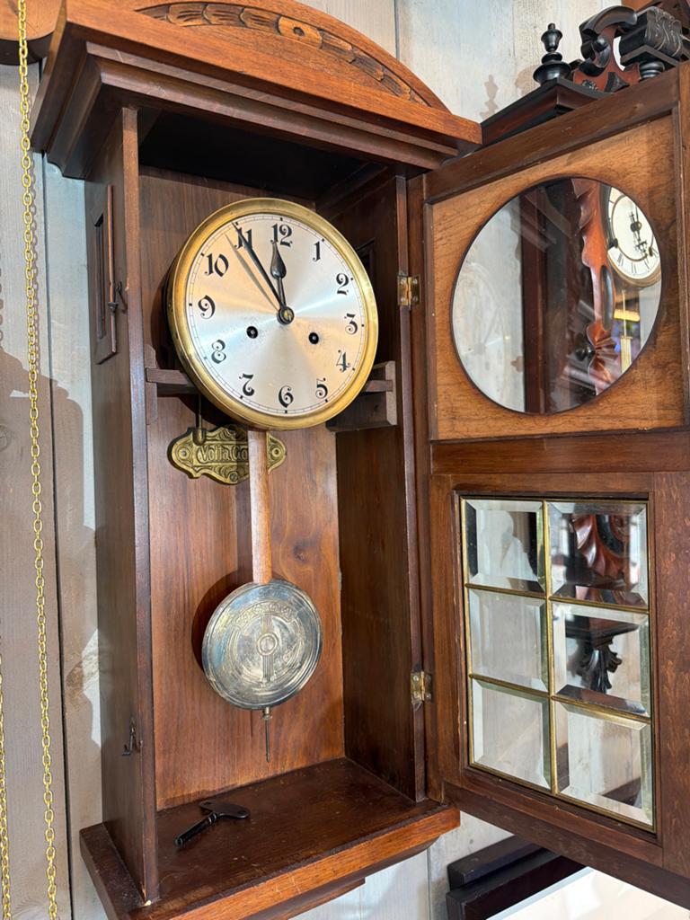 Antieke houten wandklok met slinger, Ophalen