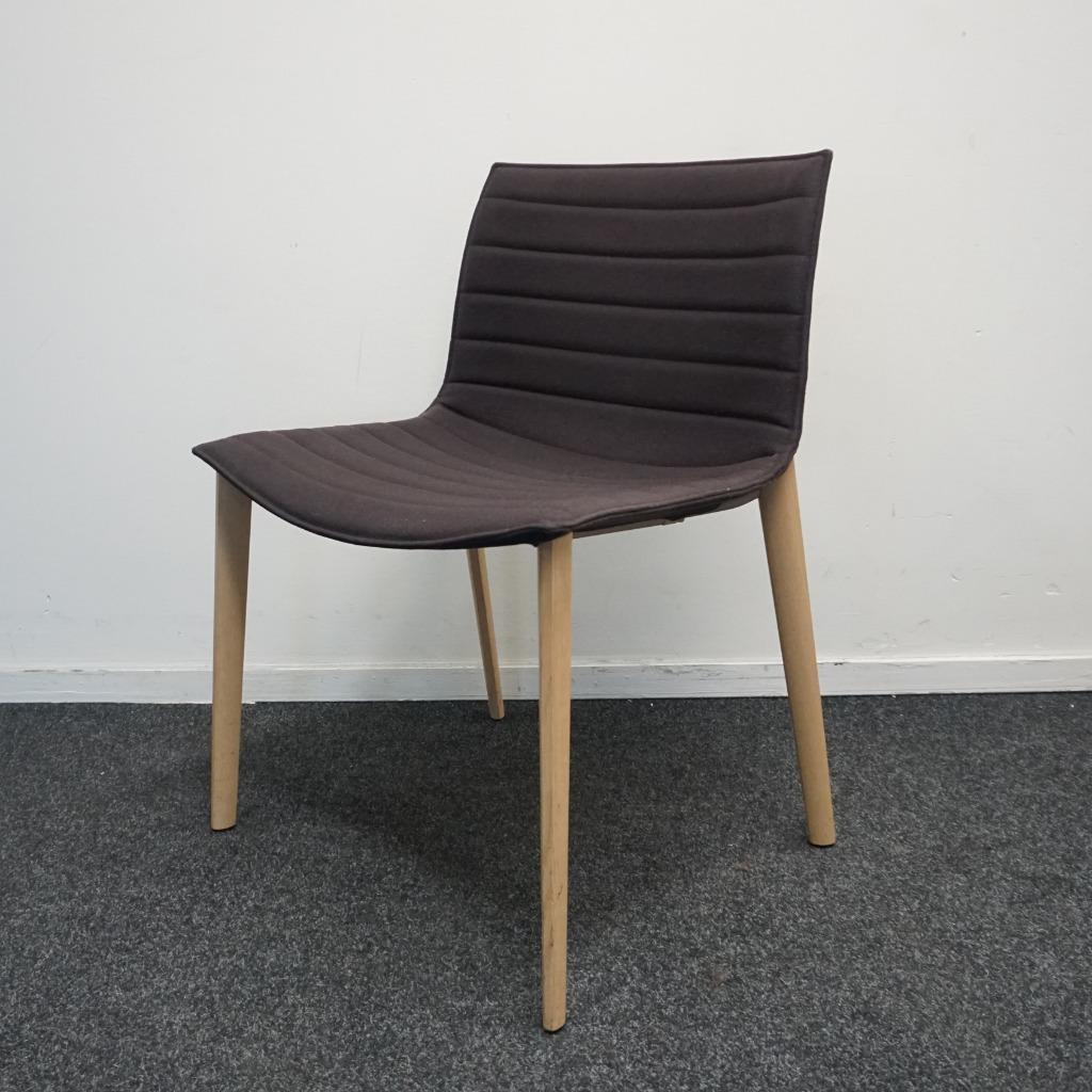 Arper Catifa 53 Design Stoelen | Bruin | Gestoffeerd | Stoel, Huis en Inrichting, Gebruikt, -, Ophalen of Verzenden, Stof