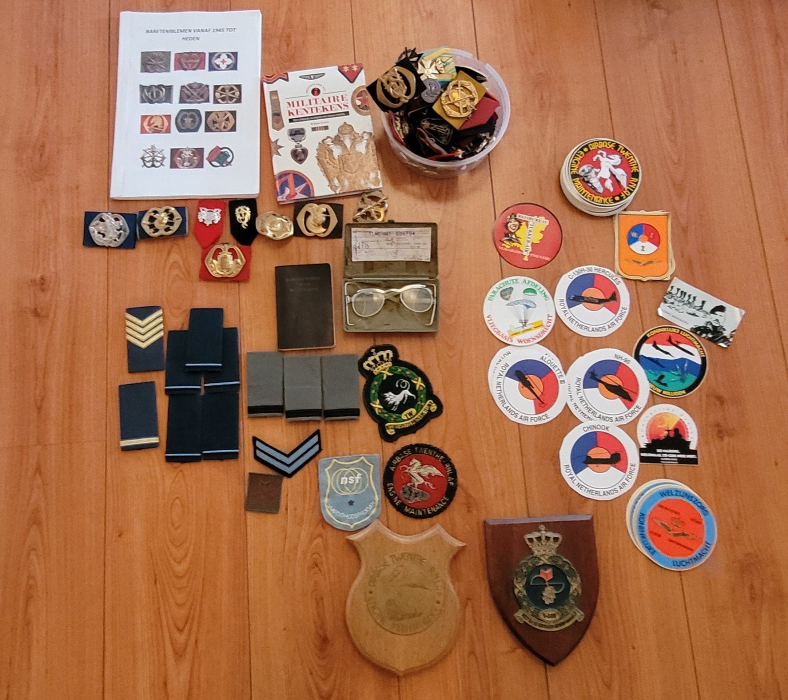 Militaria collectie: Emblemen, badges, boeken en meer, Ophalen of Verzenden, Landmacht, Nederland, Embleem of Badge