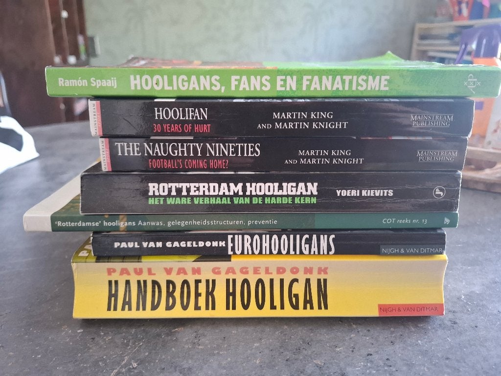 7 boeken over hooligans / voetbalgeweld - klassiekers, Maat XL, Ophalen of Verzenden, Zo goed als nieuw, Overige typen