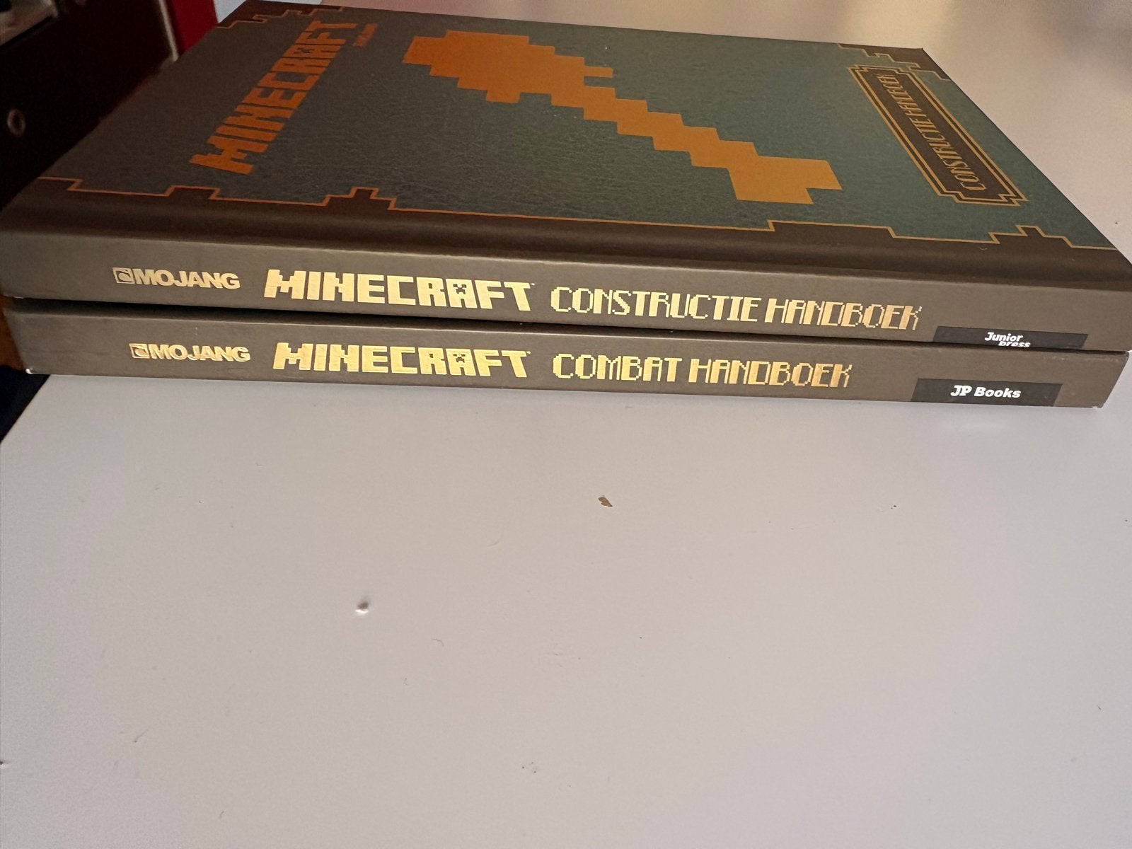 Minecraft Handboeken: Constructie & Combat, Ophalen of Verzenden, Zo goed als nieuw, Non-fictie