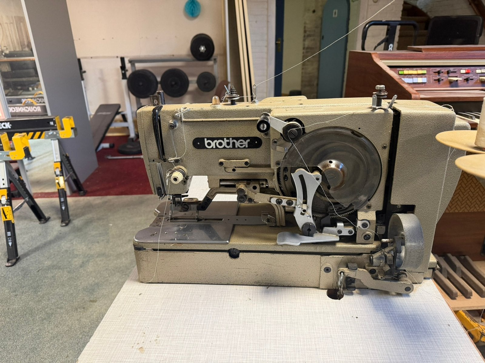 Brother knoopsgaten machine industrieel naaimachine, Hobby en Vrije tijd, Naaimachines en Toebehoren, Ophalen, Gebruikt, Naaimachine